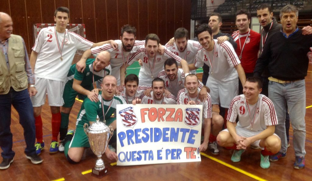 Auto-news-Futsal Bolzano con coppa.JPG